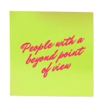 Post it giallo con scritta rosa, beyond point ofview